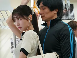 Ba giọng nói được chèn vào và cao trào đầy đủ