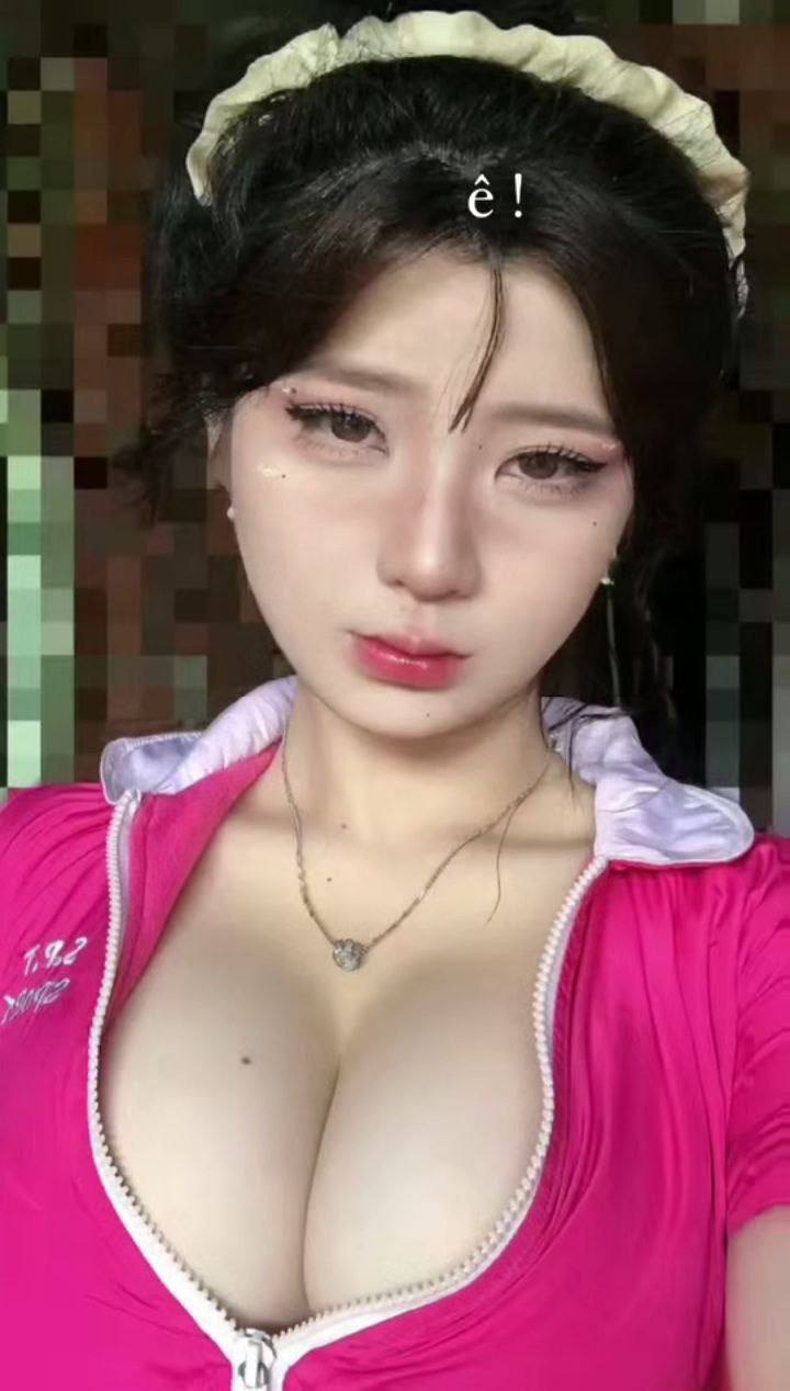 Cao Thụ Phương, một con đĩ đi giày cao gót đã phẫu thuật thẩm mỹ, đã thủ dâm đến mức xuất tinh nhưng vẫn không thể giải tỏa cơn nghiện tình dục của mình